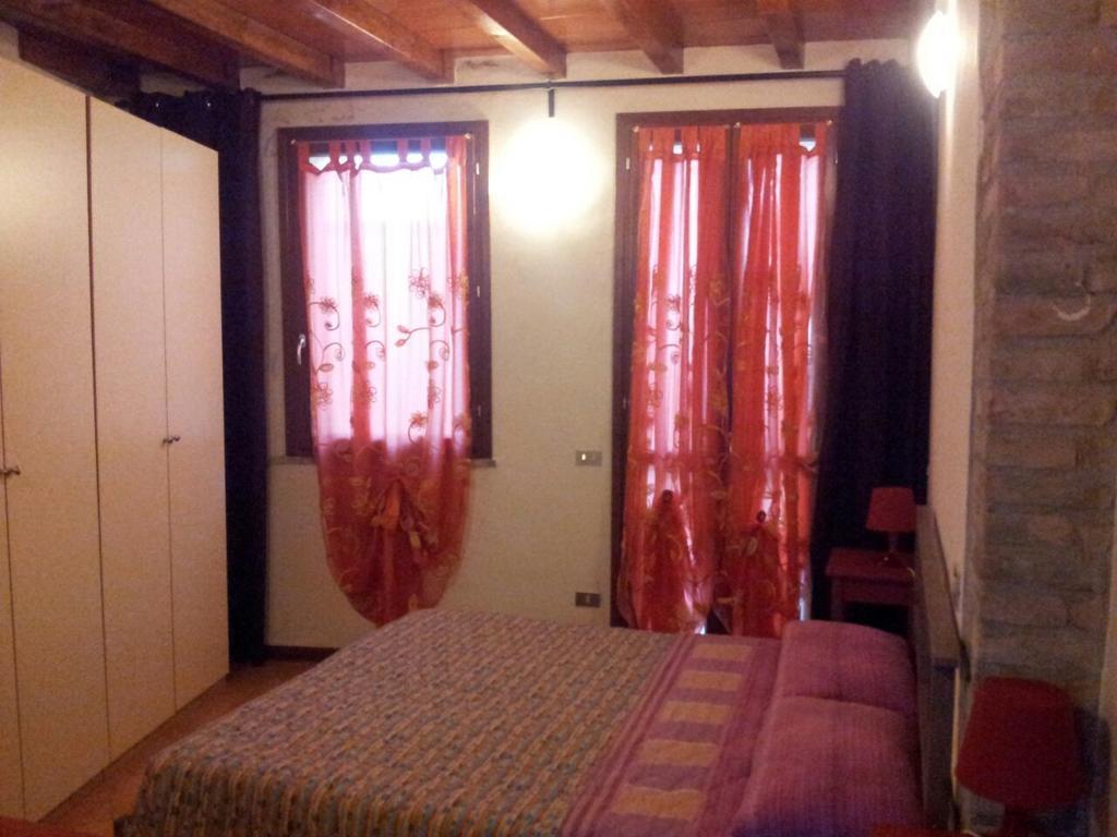 Via Toscana House Parma Habitación foto