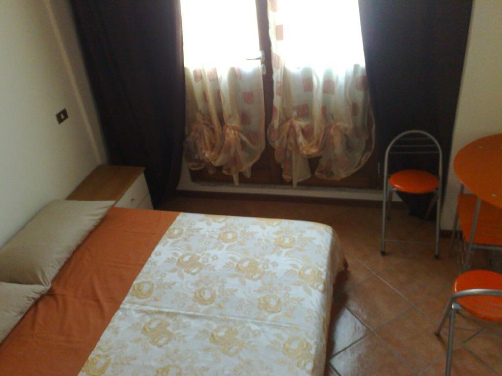 Via Toscana House Parma Habitación foto
